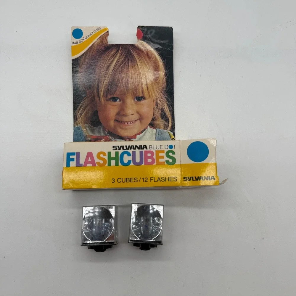 VTG Sylvania Blue Dot Flashcubes 2 Cubes 8 Flashes Camera only 2 cubes in‎ box
